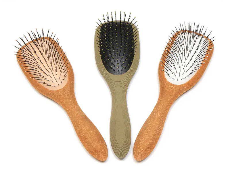 Quais são os principais recursos a serem procurados em uma escova de cabelo para massagem?