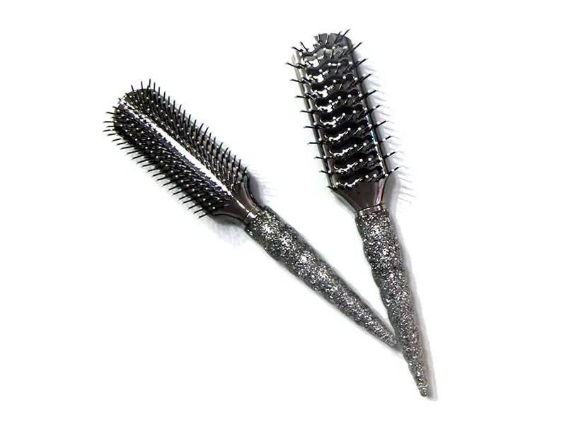 Desembaraçar o cabelo encaracolado com secador redondo e quente