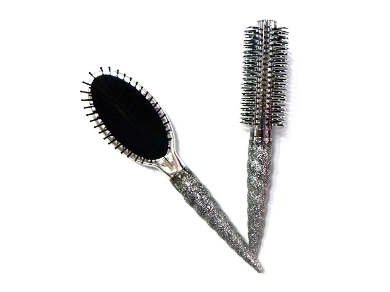 Desembaraçar o cabelo encaracolado com secador redondo e quente