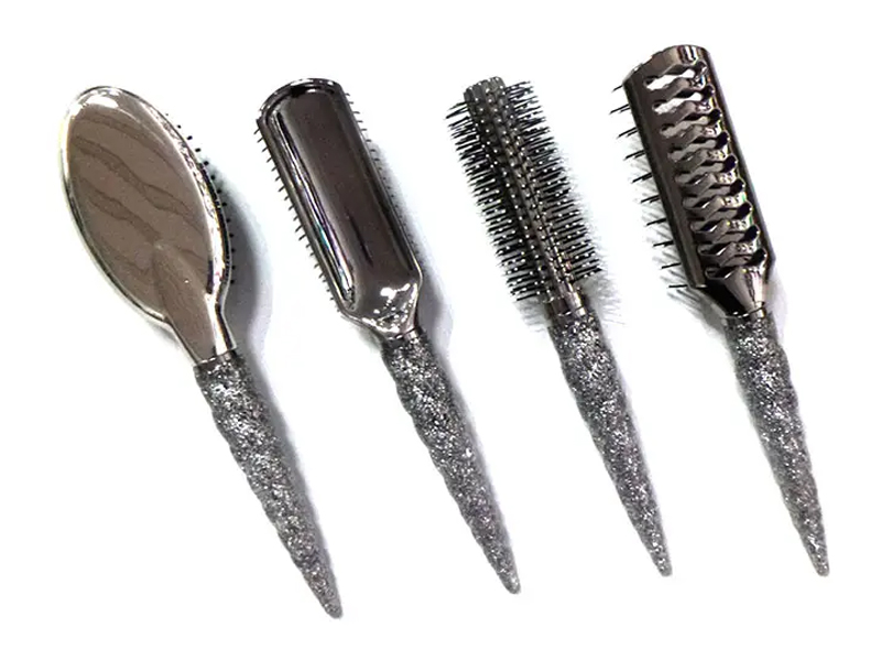 Desembaraçar o cabelo encaracolado com secador redondo e quente