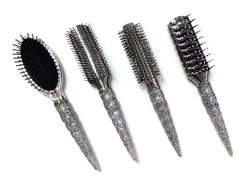 Desembaraçar o cabelo encaracolado com secador redondo e quente