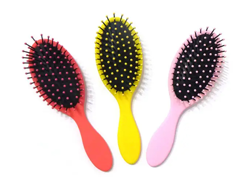 Escova de cabelo plástica para desembaraçar com revestimento de borracha