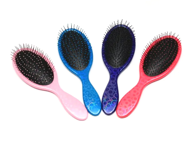 Escova de desembaraçar oval brilhante com estampa extravagante