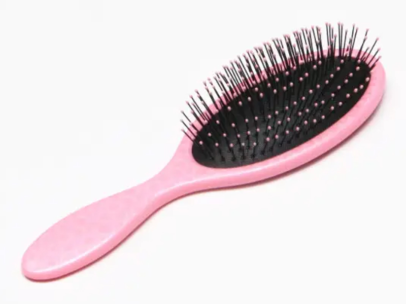 Escova de desembaraçar oval brilhante com estampa extravagante