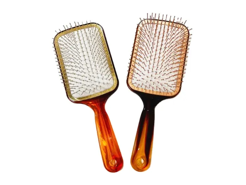 Escova de cabelo de cor âmbar com pinos de metal