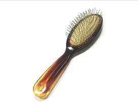 Como uma escova de cabelo para massagem beneficia a saúde do couro cabeludo e do cabelo?