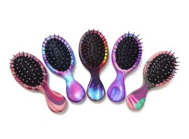 O que é uma escova desembaraçadora? Por que, como e qual tipo escolher para um cabelo mais saudável