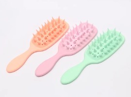 Usar uma escova desembaraçadora pode reduzir a queda e a quebra do cabelo?