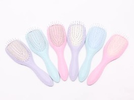 Quantas pinceladas a escova de cabelo para desembaraçar requer para desembaraçar nós teimosos em comparação com um pente de plástico normal?