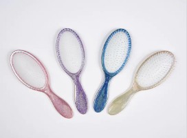 Que precauções de segurança devem ser tomadas ao usar uma escova de cabelo para massagem?