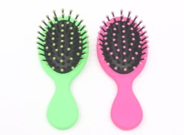 Quão durável é a mini escova de cabelo de plástico?