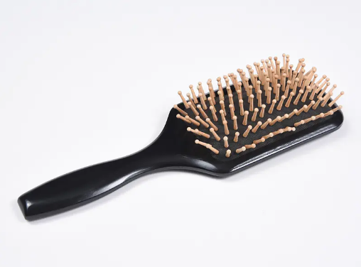Quais são os melhores passos para usar uma escova de cabelo para desembaraçar?