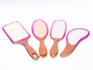 O material de um conjunto de escovas de cabelo afeta a experiência do usuário?