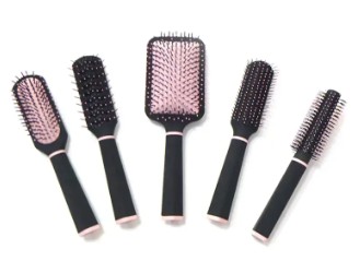 Que detalhes devem ser considerados ao escolher um conjunto de escovas de cabelo adequado?