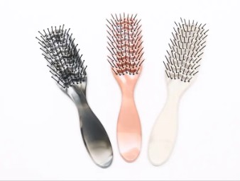 Como usar o pente de cabelo de plástico?