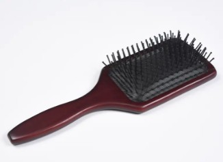 Quais são as funções da escova de cabelo de madeira e bambu?