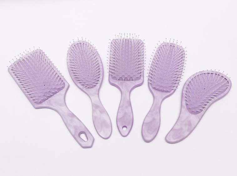 Como usar e limpar corretamente uma mini escova de cabelo de plástico?